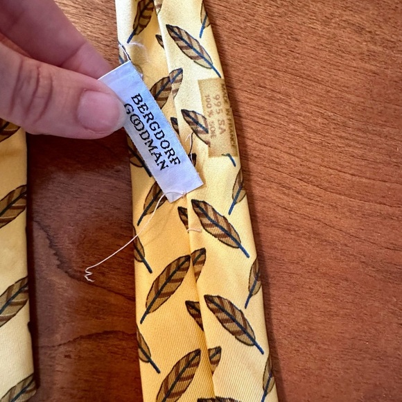Vintage Hermès Paris Silk Tie – Feather Motif – Bergdorf Goodman 56” - Picture 4 of 5